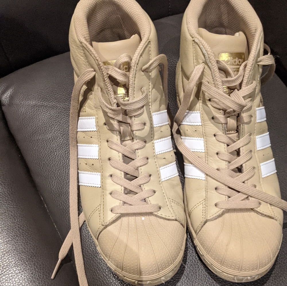 Unisex semi high cut pro model 7.5 men , 9 women